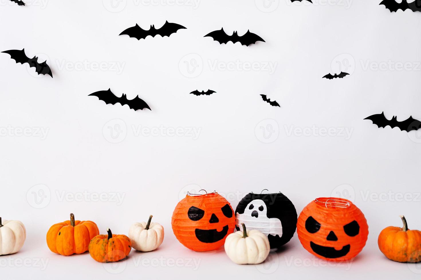 decorações de dia das bruxas em fundo branco. conceito de halloween foto