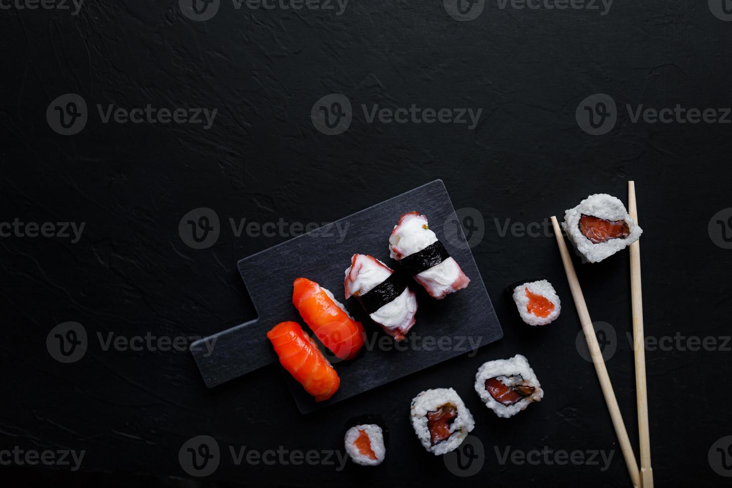 comida de sushi japonesa. maki ands rolls com atum, salmão, camarão, caranguejo e abacate. vista superior de sushis variados. foto