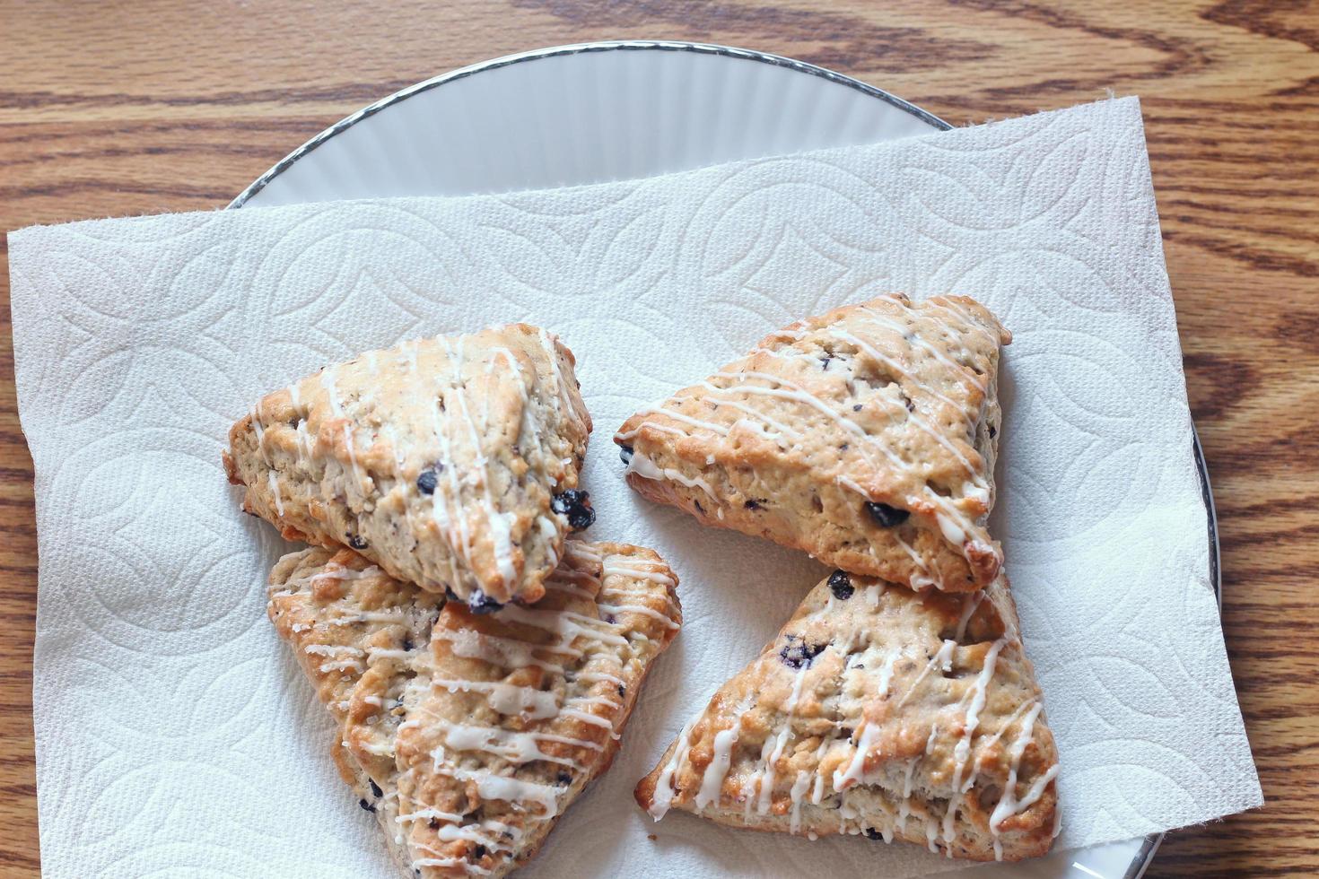 scones de blue berry servidos em pratos brancos foto