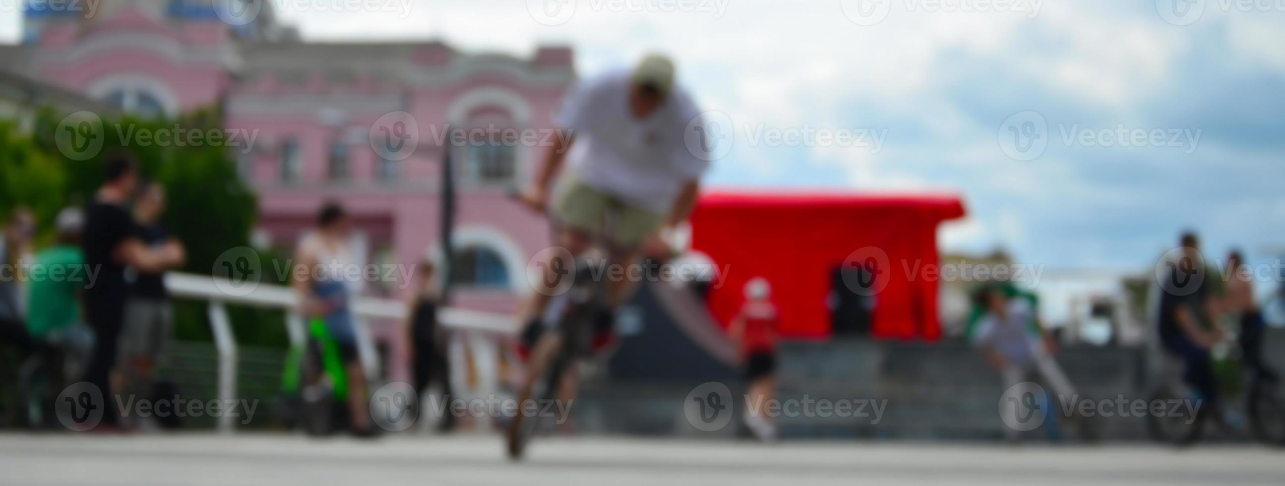 imagem desfocada de muitas pessoas com bicicletas bmx. encontro de fãs de esportes radicais foto