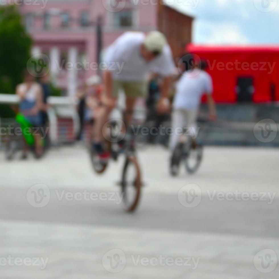 imagem desfocada de muitas pessoas com bicicletas bmx. encontro de fãs de esportes radicais foto