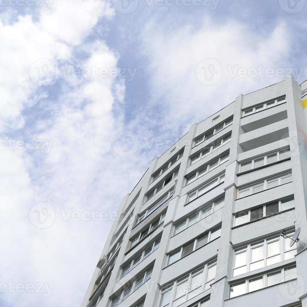 novo edifício residencial de vários andares e céu azul foto