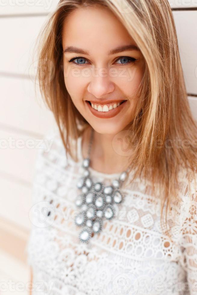 belo retrato de close-up de menina alegre feliz com um sorriso bonito foto