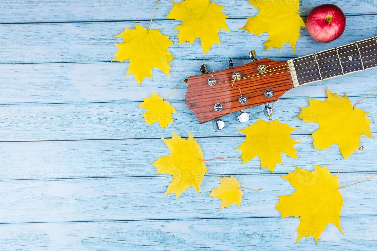 guitarra e folhas de outono foto