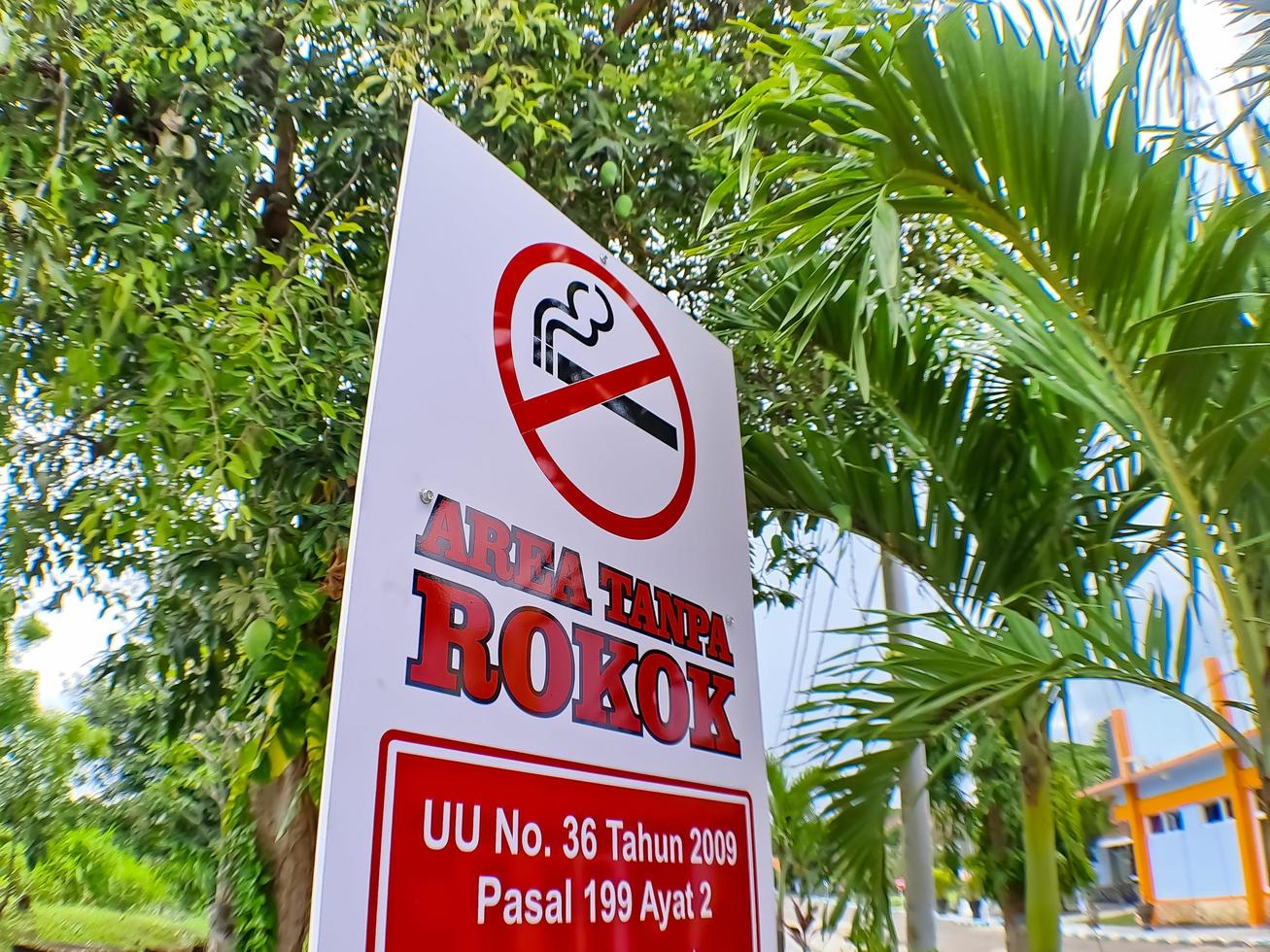 placas de não fumar em locais públicos, como hospitais, aeroportos foto