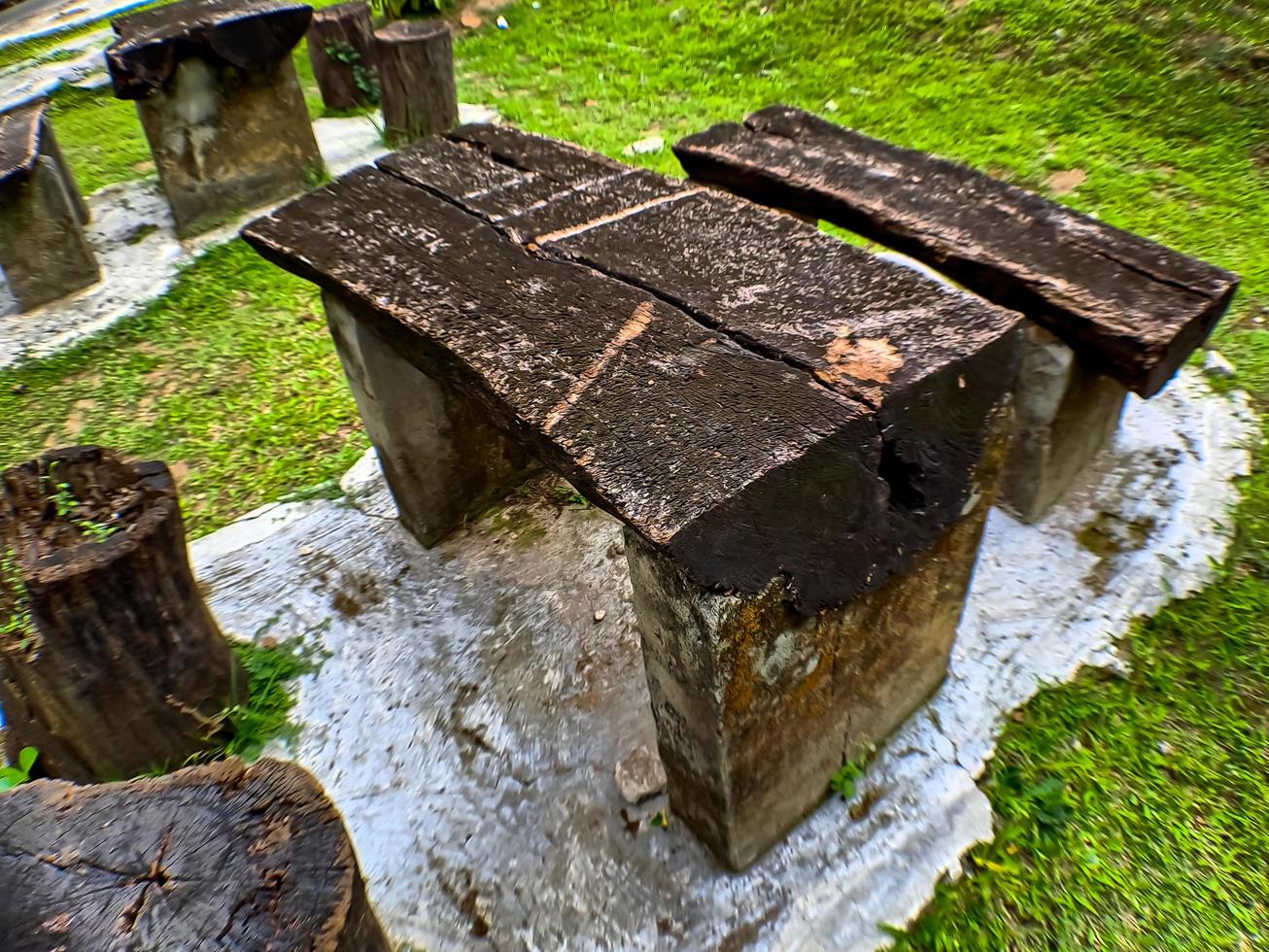 cadeiras e mesas feitas de peças de madeira no jardim do hospital foto