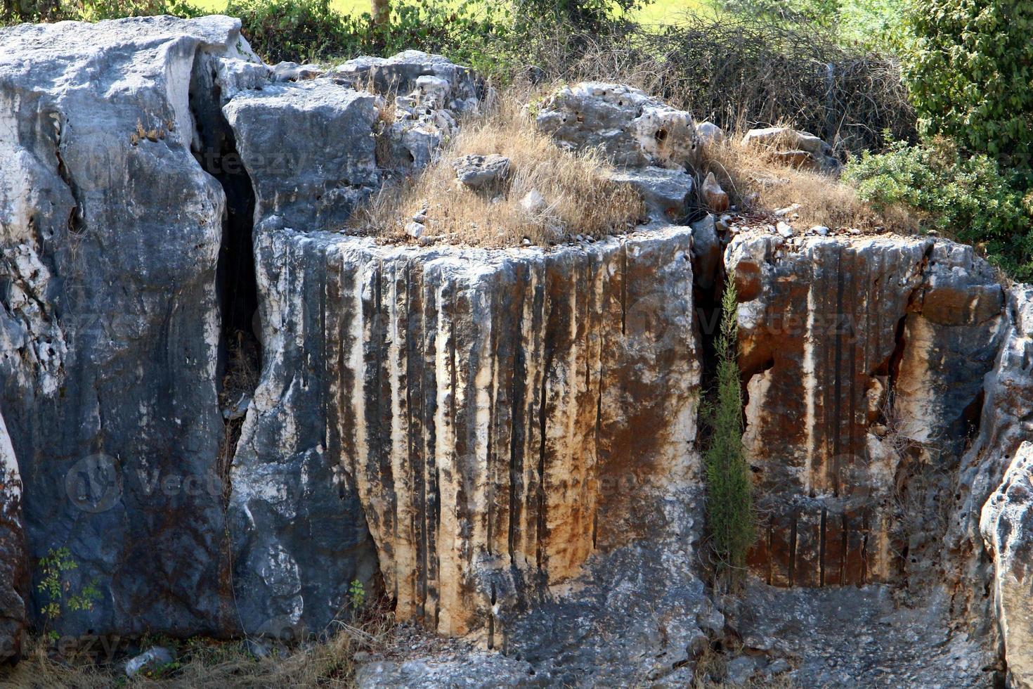 textura de grandes pedras e rochas de montanha. foto