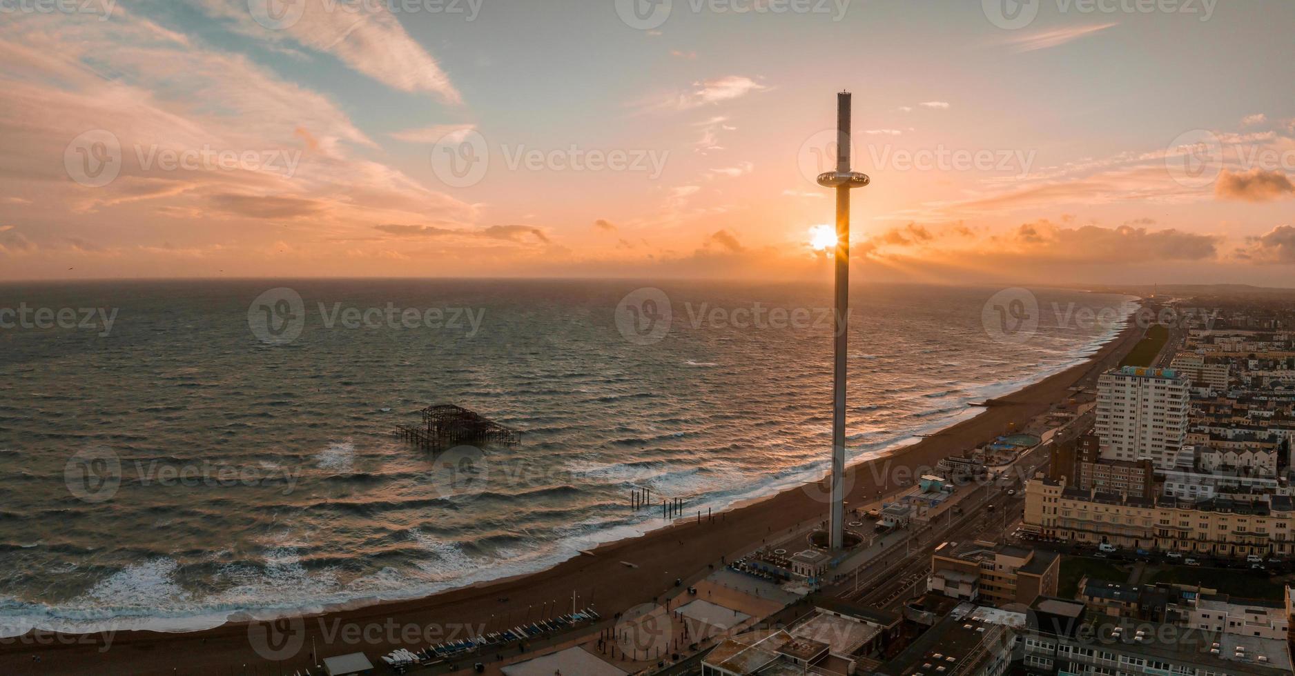 vista aérea do pôr do sol mágico das vias aéreas britânicas i360 vagem da torre de visualização com turistas em Brighton foto