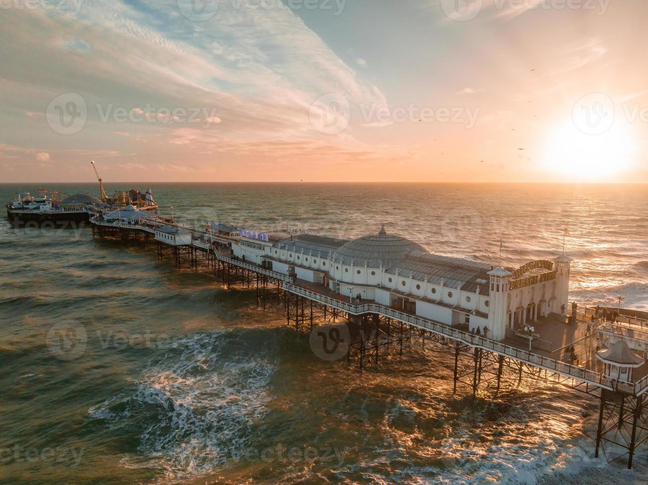 vista aérea do cais do palácio de brighton, com a beira-mar atrás. foto