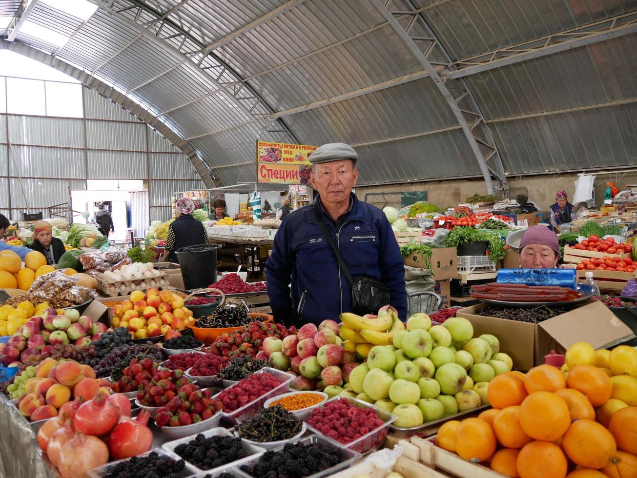 cholpon ata, quirguistão, 2019 - exibição colorida de mercadorias em um mercado de frutas e vegetais em cholpon ata, quirguistão foto