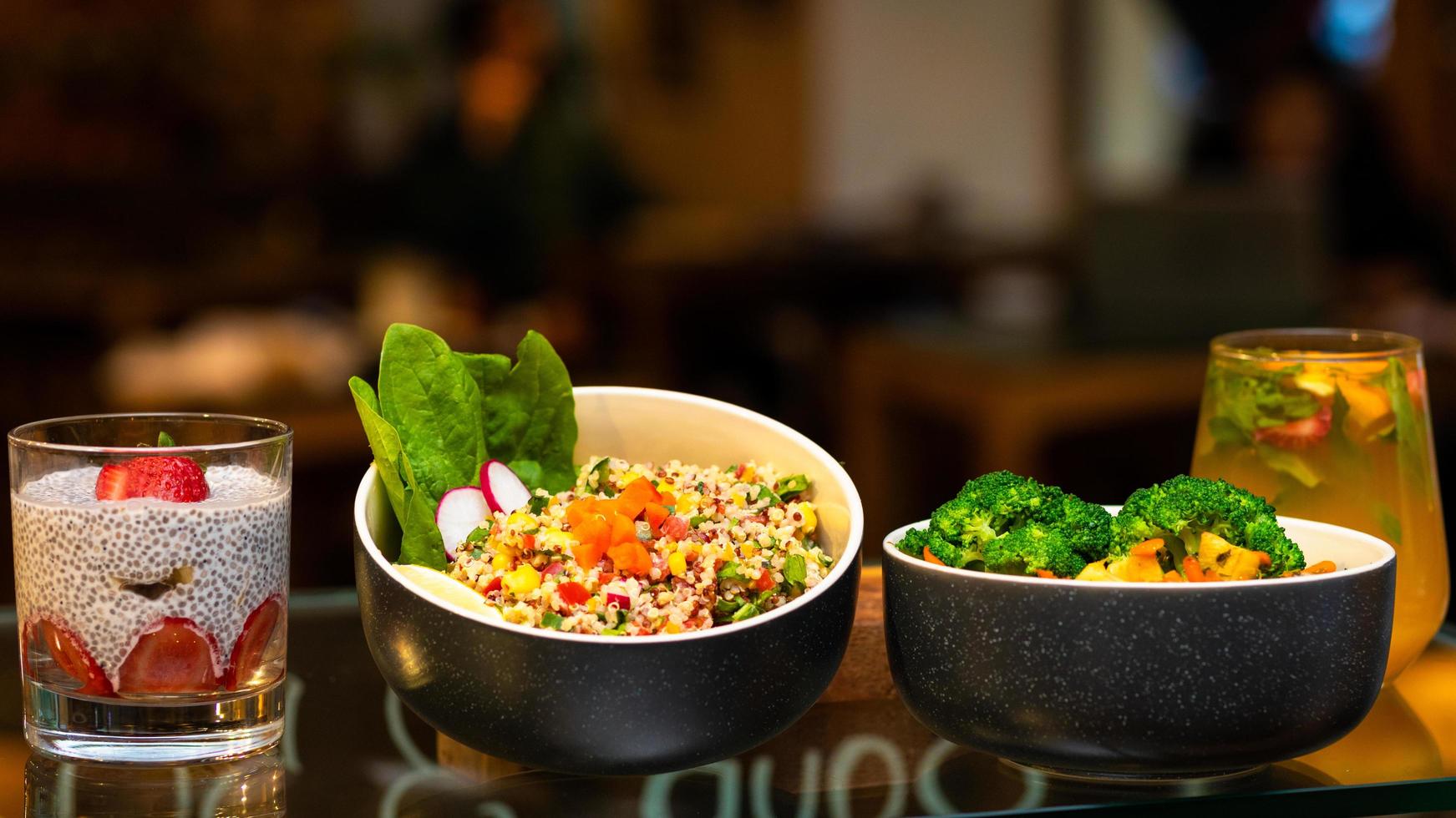 pratos de vegetais com pudim de chia foto