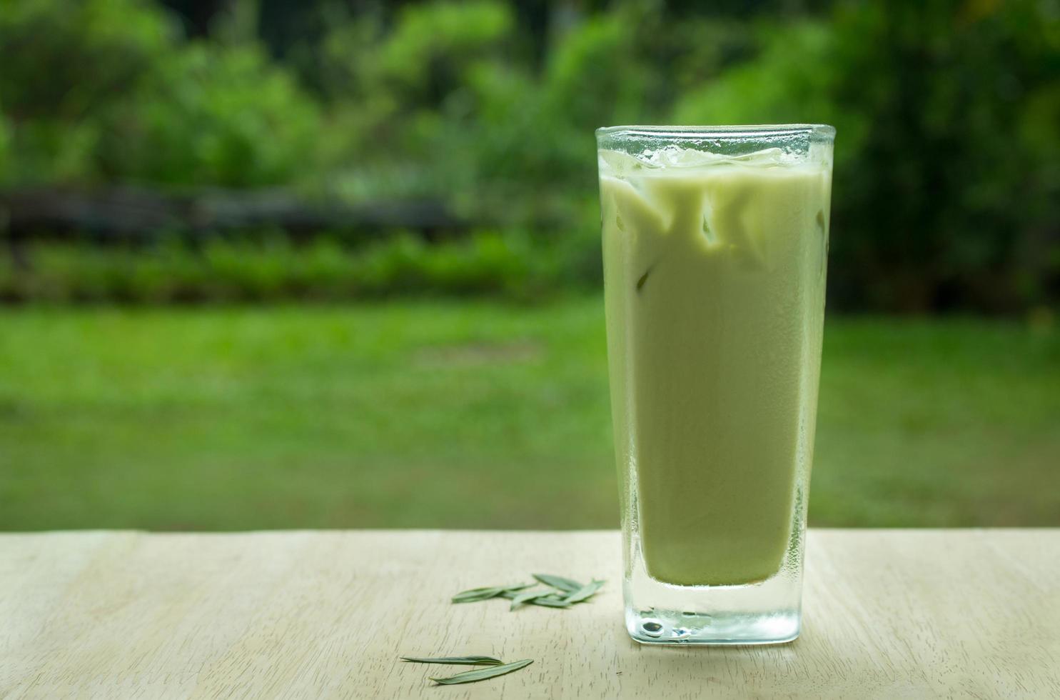 chá verde matcha gelado com leite caseiro foto