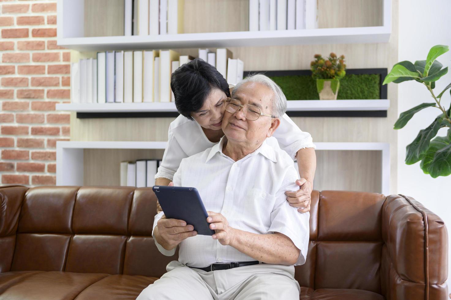 casal asiático usando tablet foto