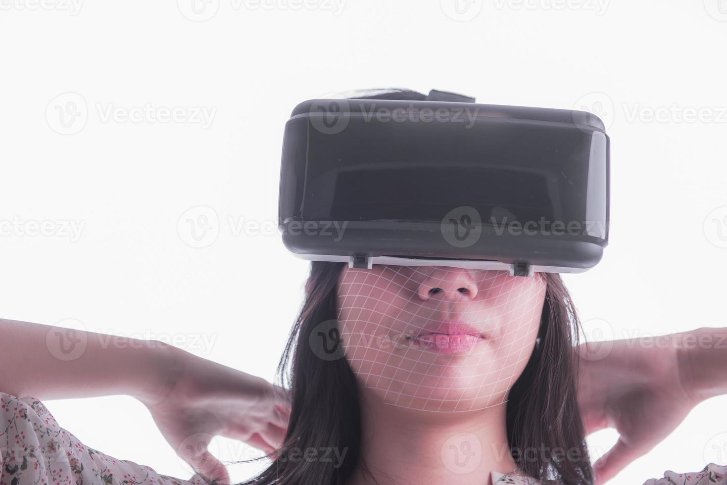 mulher com óculos vr de realidade virtual. foto