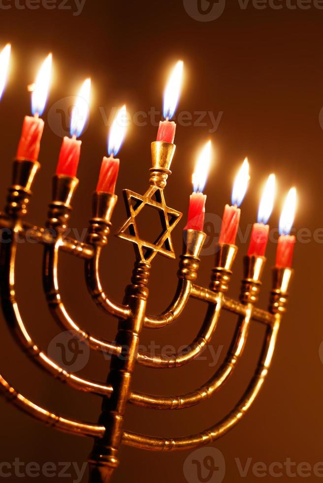 velas de hanukkah brilhantemente brilhantes em uma estrela de david menorah foto