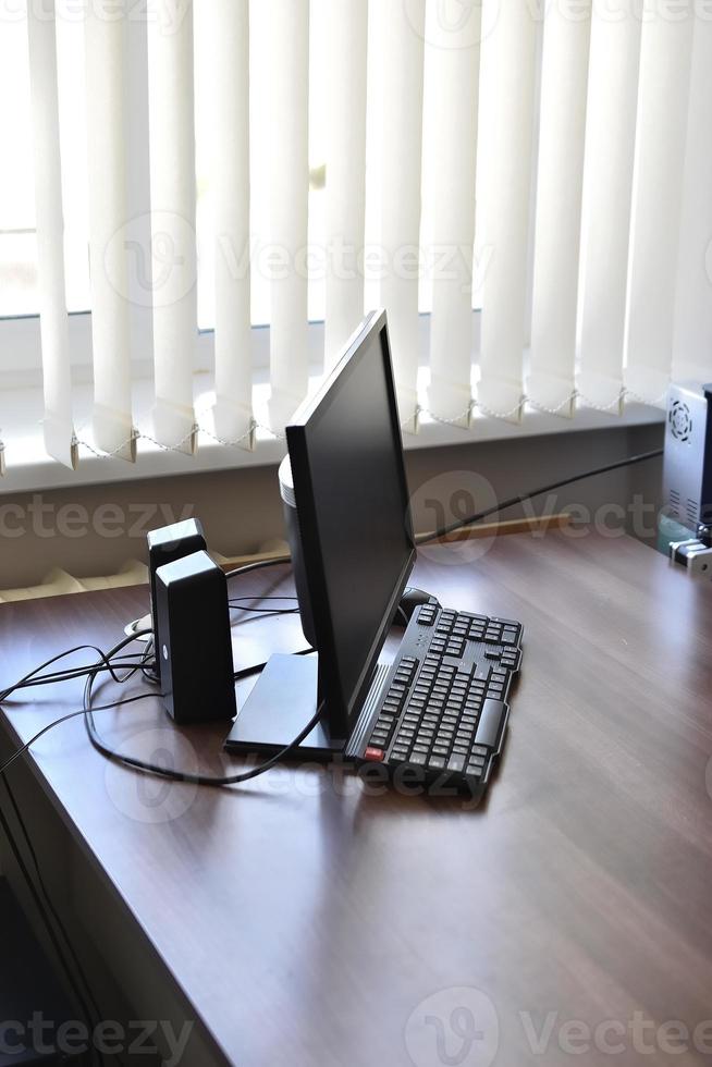 computador pessoal na mesa do escritório. monitore o teclado e o mouse em cima da mesa. foto