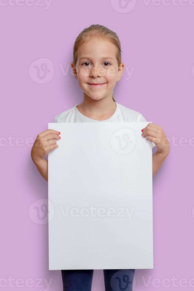 menina segurando o cartaz a3 vertical em branco vazio para apresentação de maquete, anúncio ou texto foto