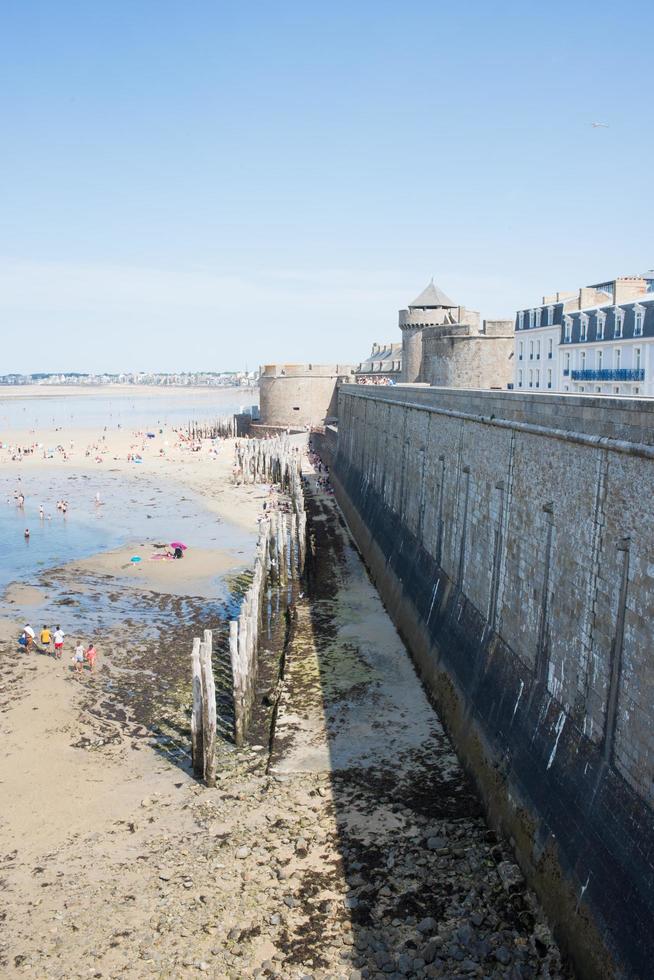 bela cidade costeira de saint malo. fortaleza e praia. foto