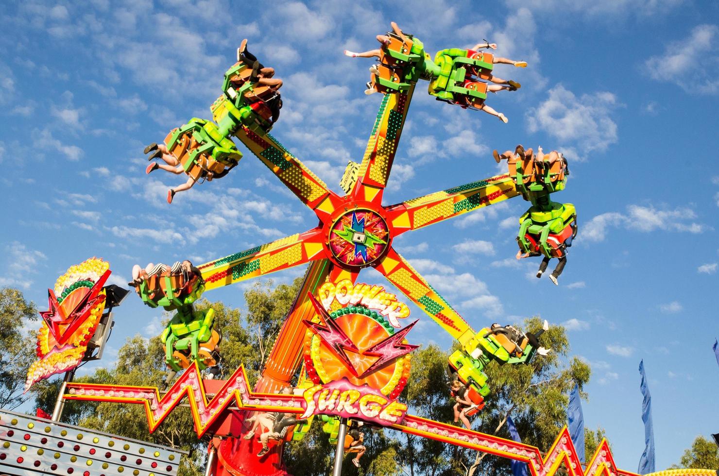 Sydney, Austrália. 2013 passeio colorido de parque de diversões de pico de energia no sydney royal easter show. foto