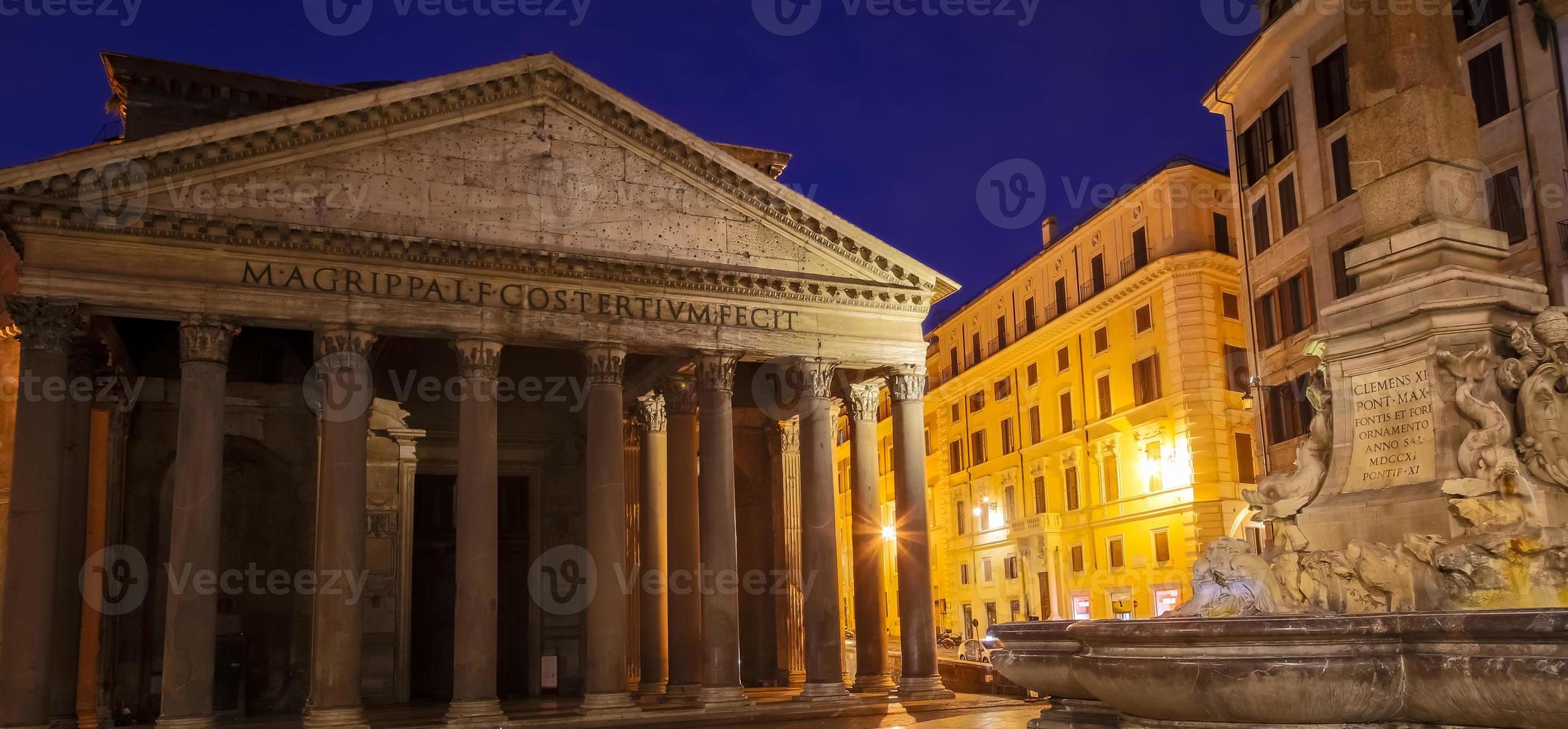 panteão iluminado em roma à noite. um dos marcos históricos mais famosos da Itália. foto