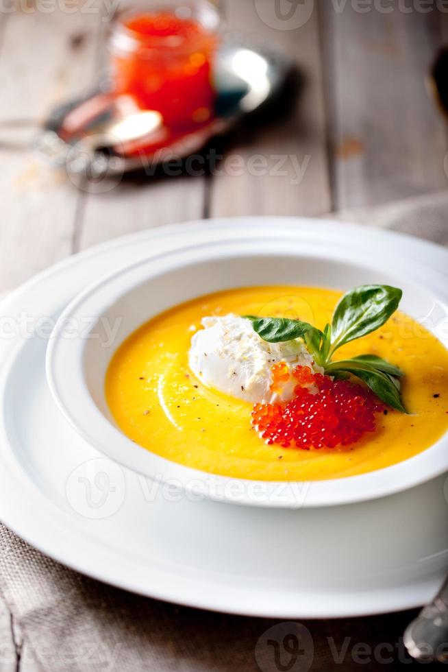 sopa de abóbora com creme e caviar de salmão vermelho foto