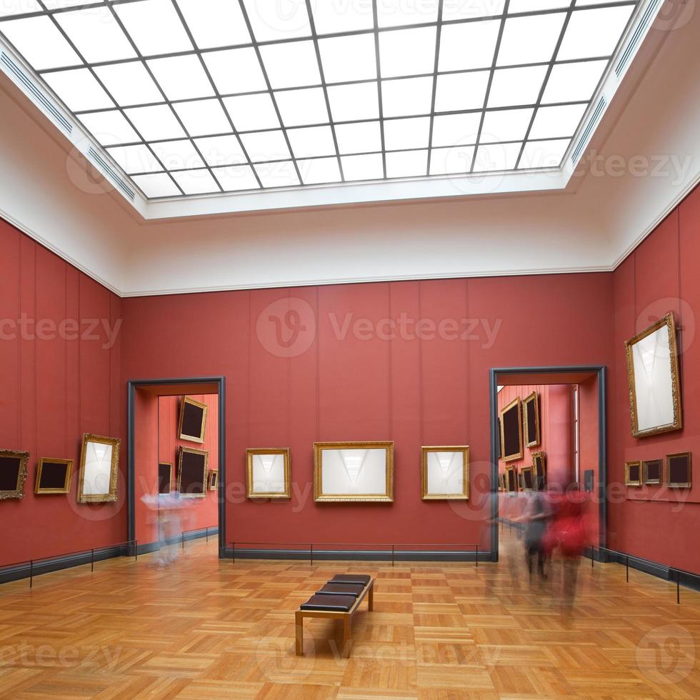 uma foto à distância de uma sala de galeria de museu com molduras