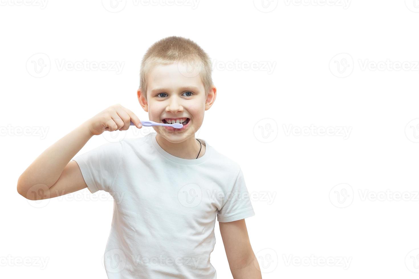 menino escovando os dentes foto