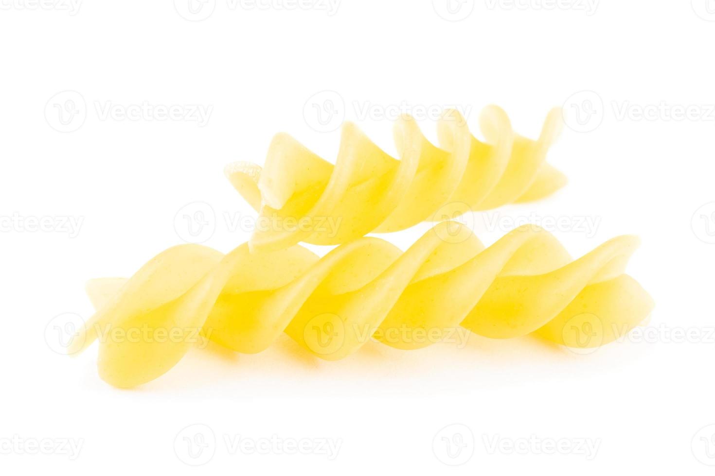 fusilli em fundo branco foto