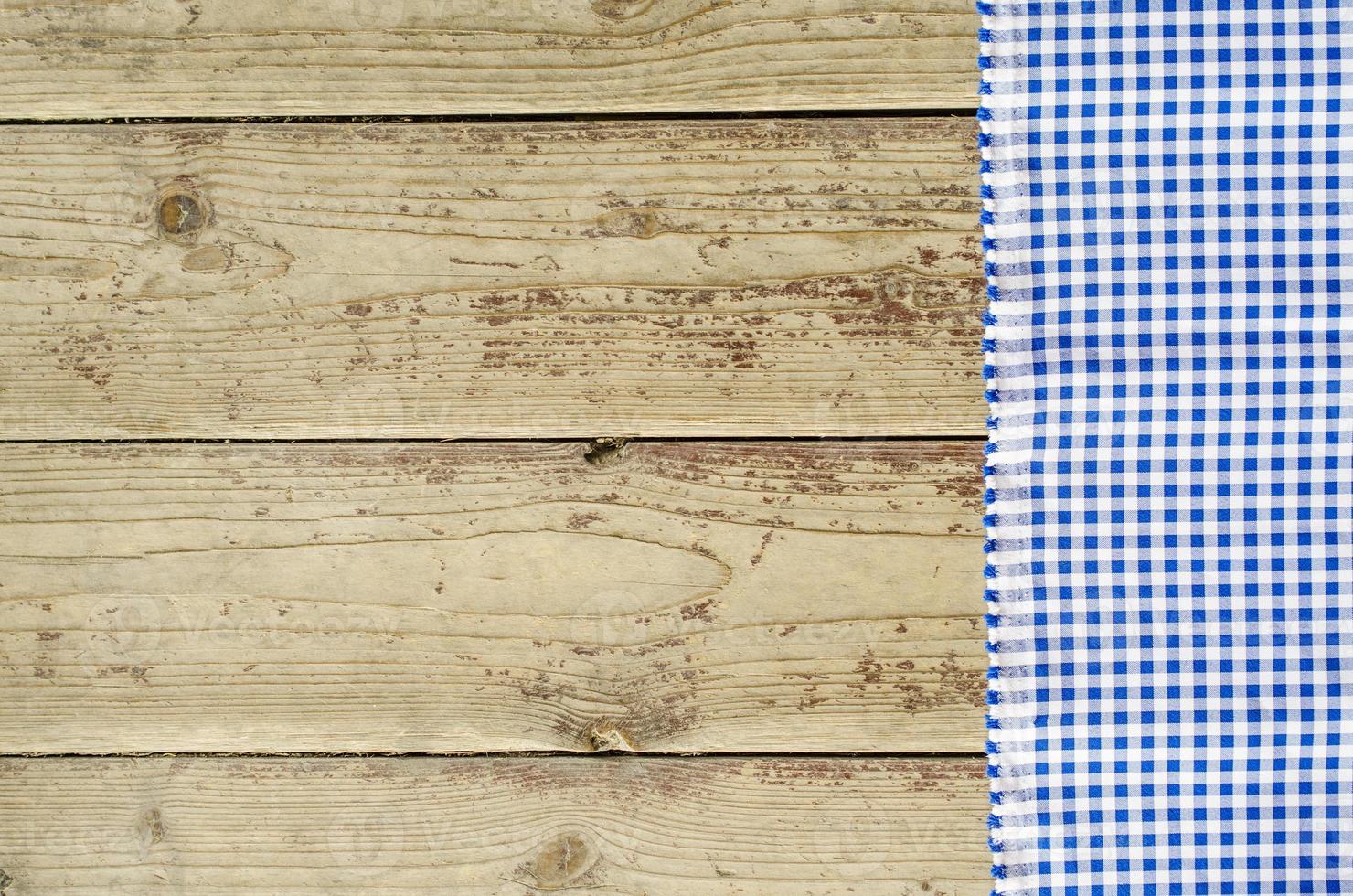 toalha de mesa azul sobre mesa de madeira foto