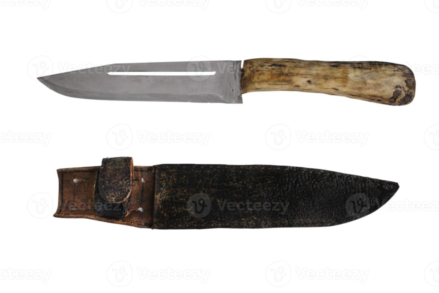 faca de caça artesanal com bainha. objetos isolados em um fundo branco. foto