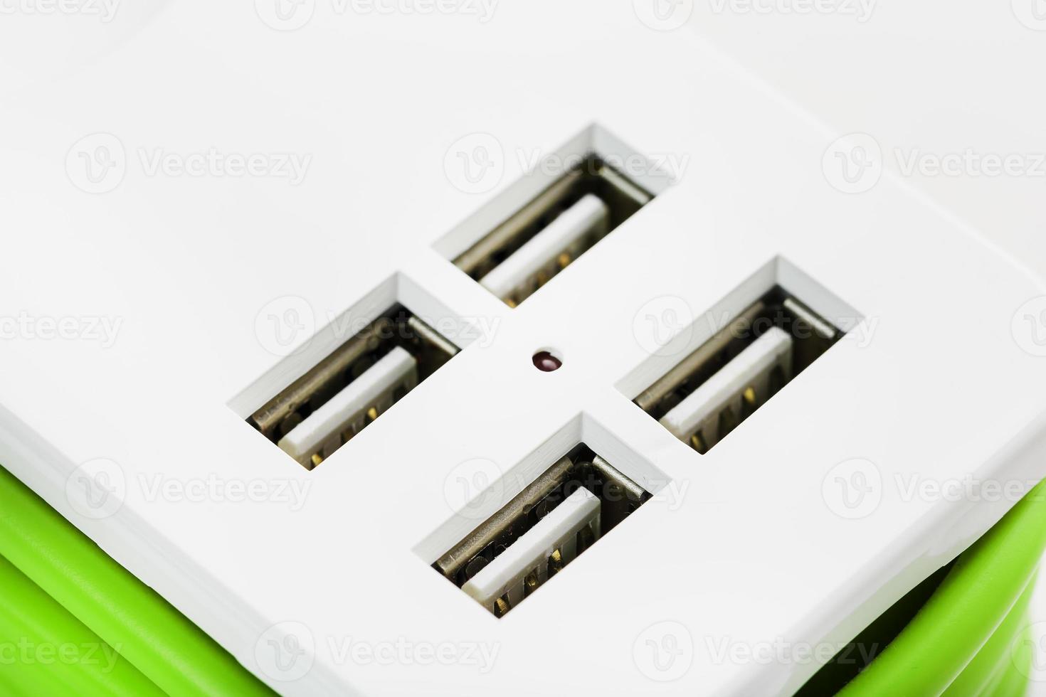 régua de energia usb para carregar gadgets e dispositivos eletrônicos. em um fundo branco, isolar. espaço livre foto