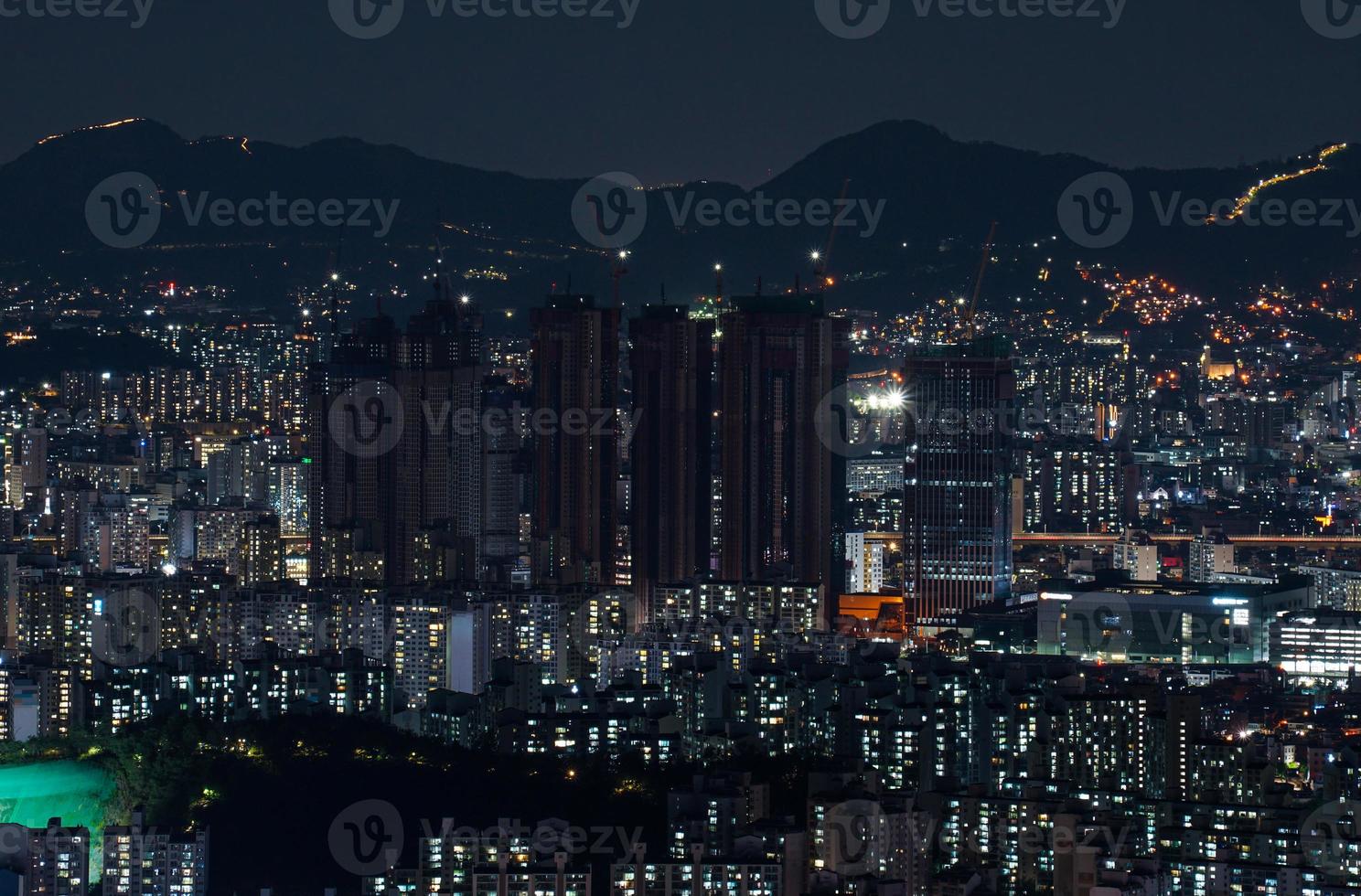 a visão noturna da cidade foto
