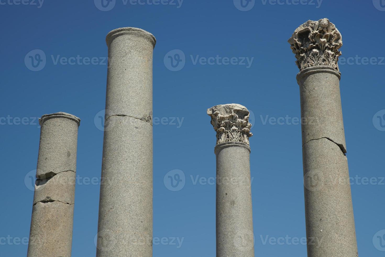 colunas na cidade antiga de perge em antalya, turkiye foto