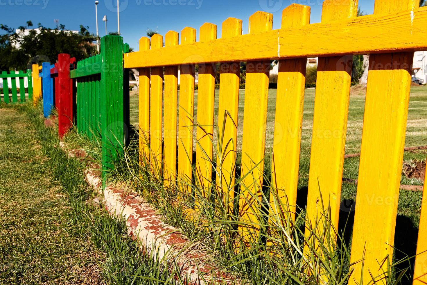cerca de madeira colorida de um playground. imagem horizontal. foto