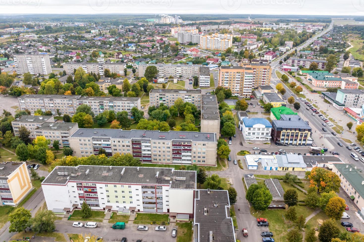 vista panorâmica aérea de uma grande altura de uma pequena cidade verde provincial com setor privado e prédios de apartamentos altos foto