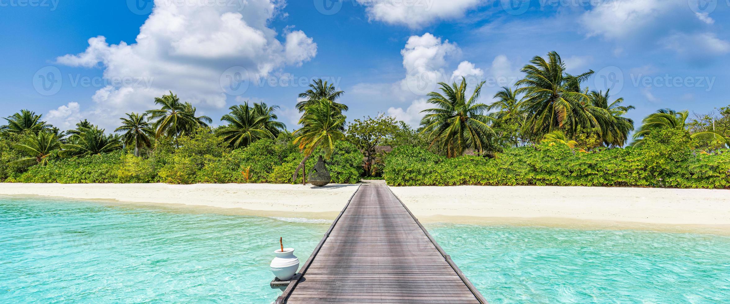 panorama incrível nas maldivas. Seascape de cais de villas resort de luxo com palmeiras, areia branca e céu azul. bela paisagem de verão. fundo de praia tropical para férias de férias. ilha paradisíaca foto