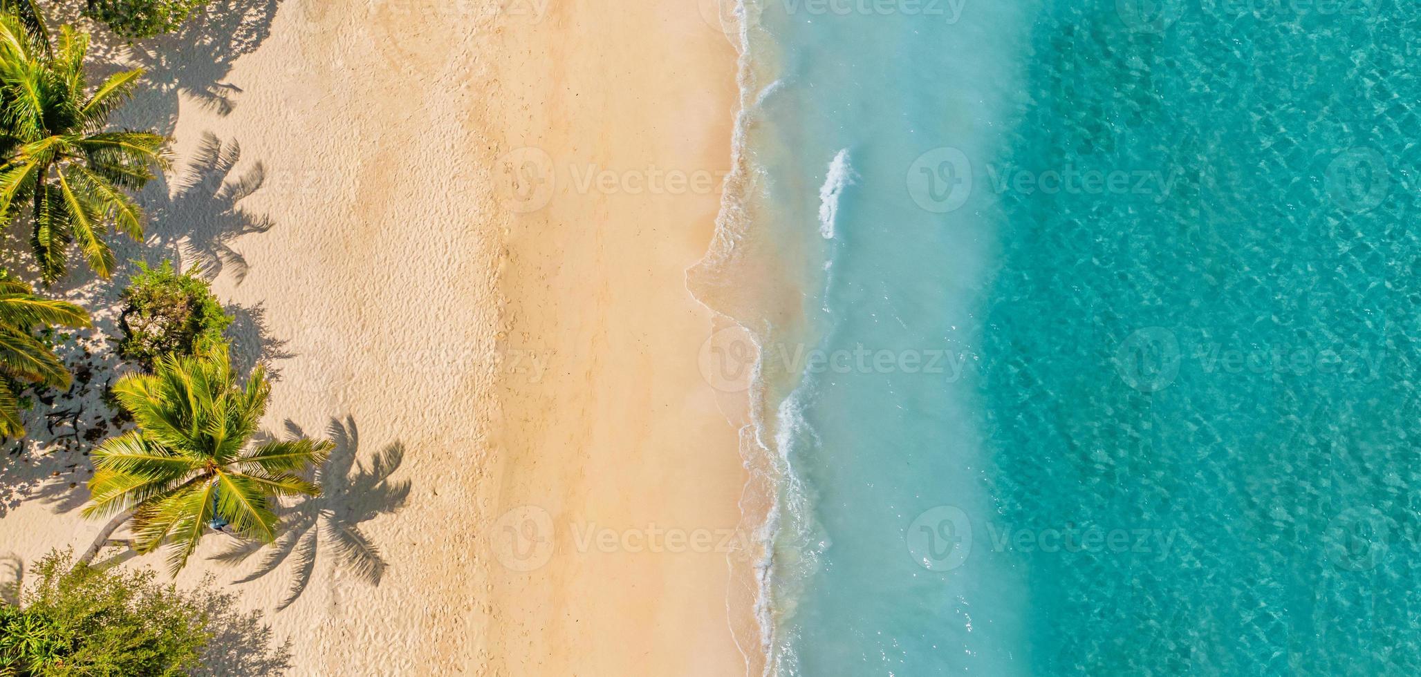 relaxante aéreo praia panorama férias de verão férias banner panorâmico. ondas surfam com incrível lagoa azul do oceano, beira-mar, litoral. vista superior do drone aéreo perfeito. bela praia brilhante, à beira-mar foto