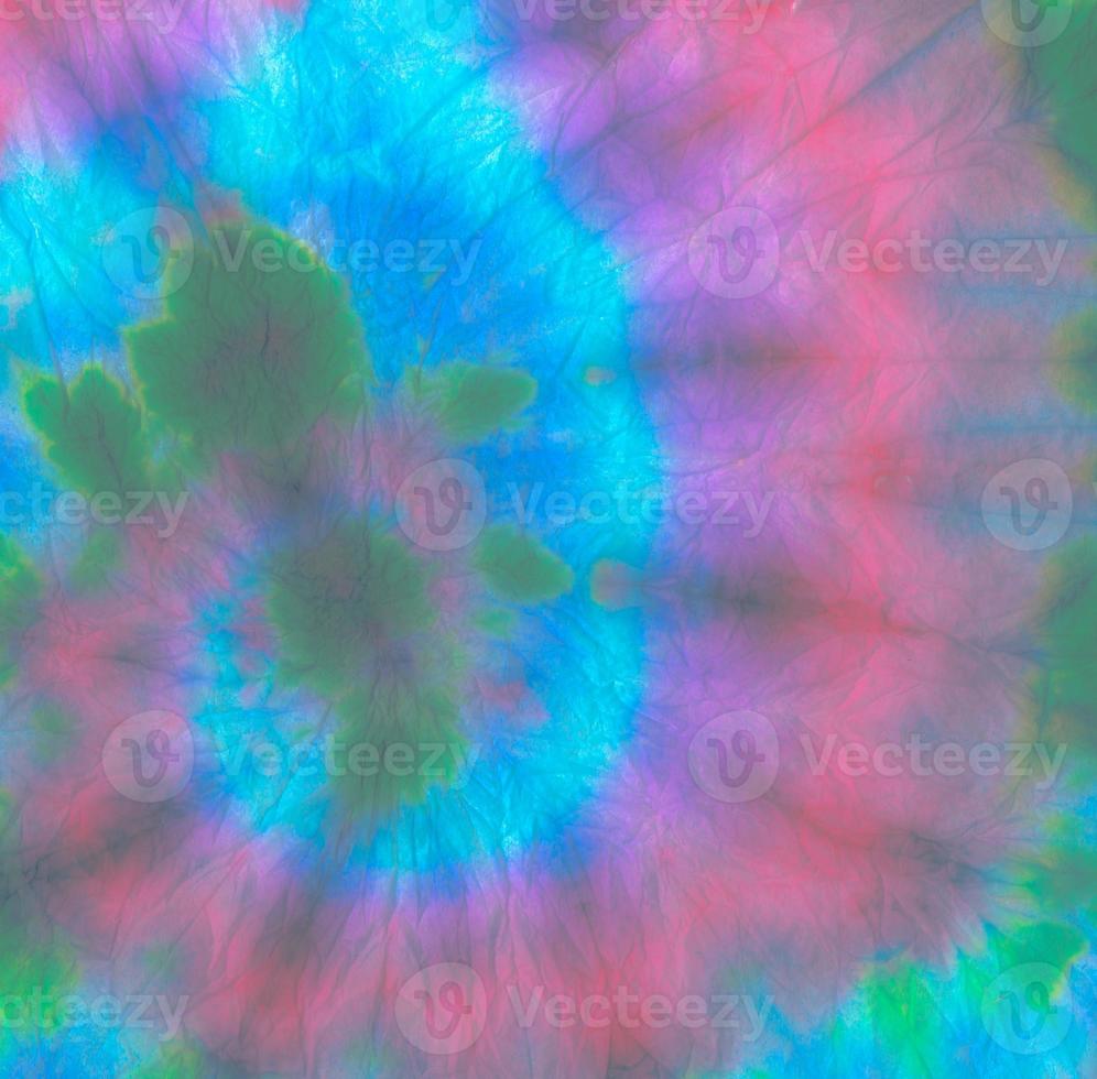 textura de tie dye de camisa arco-íris. hippie amarrado foto