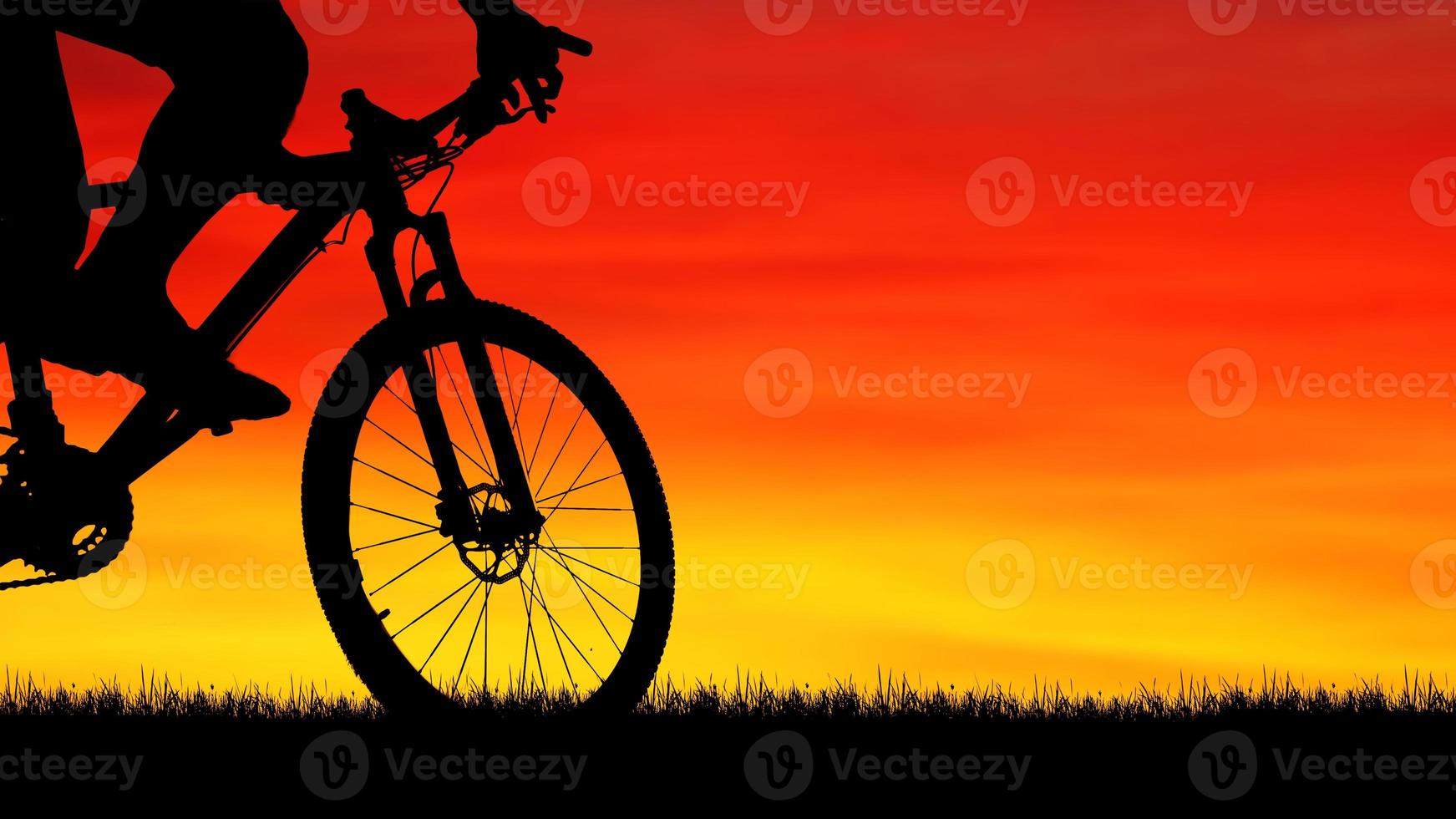 silhueta de bicicleta de montanha com belas vistas. foto