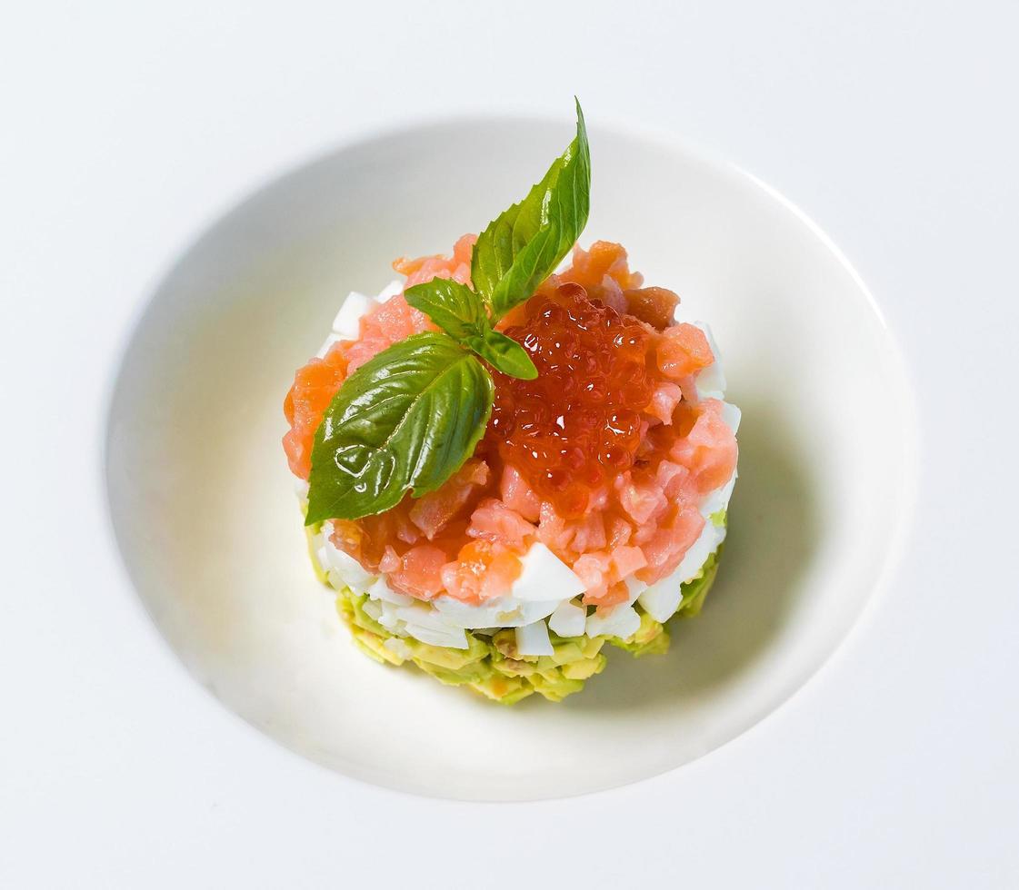 refeição de caviar vermelho em um prato branco foto