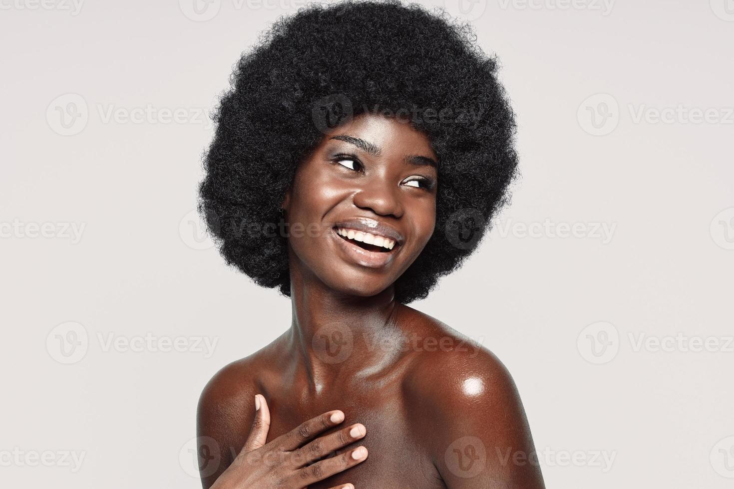 retrato de uma bela jovem africana olhando para longe e sorrindo foto