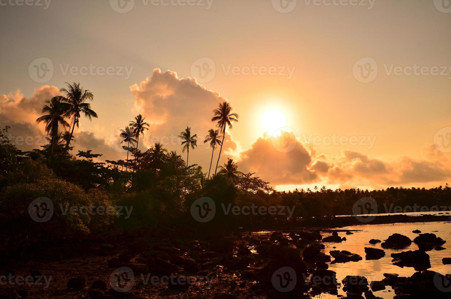 praia na ilha tropical ao pôr do sol foto