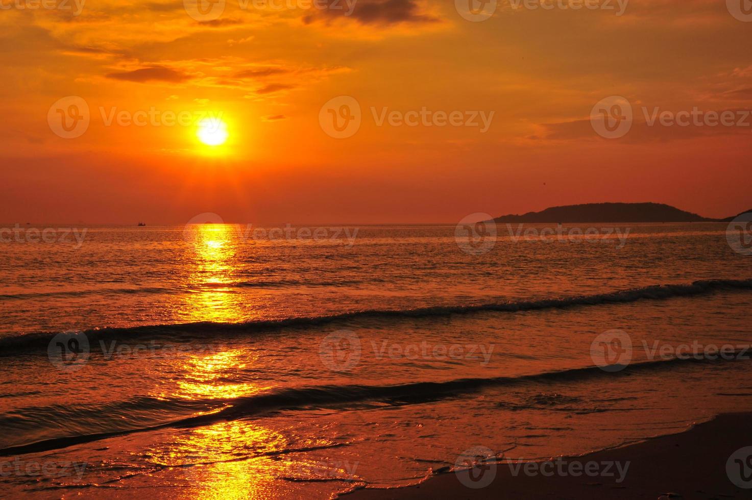 praia ao pôr do sol fundos foto