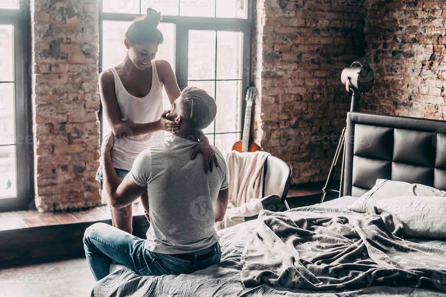 cara adorável. lindo jovem casal apaixonado, unindo-se e sorrindo enquanto passam o tempo em casa juntos foto