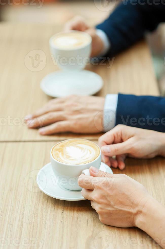 tomando café juntos. vista superior do casal tomando café juntos foto