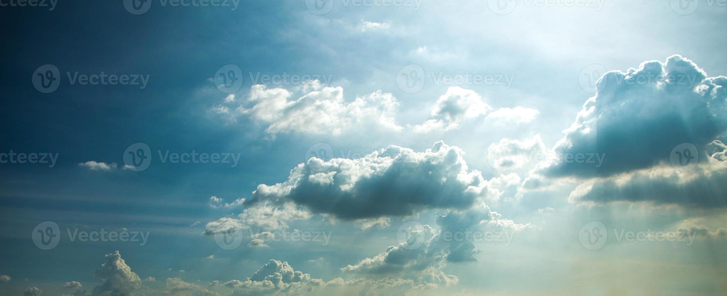 céu azul e nuvem agradável com luz suave. foto