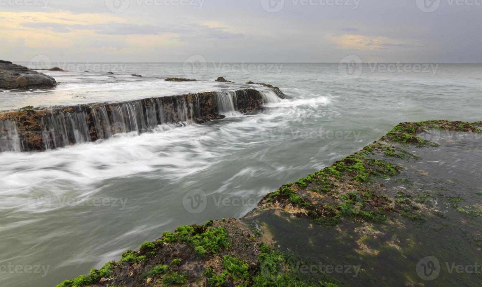 paisagem marinha sombria em tanah lot, bali, indonésia foto