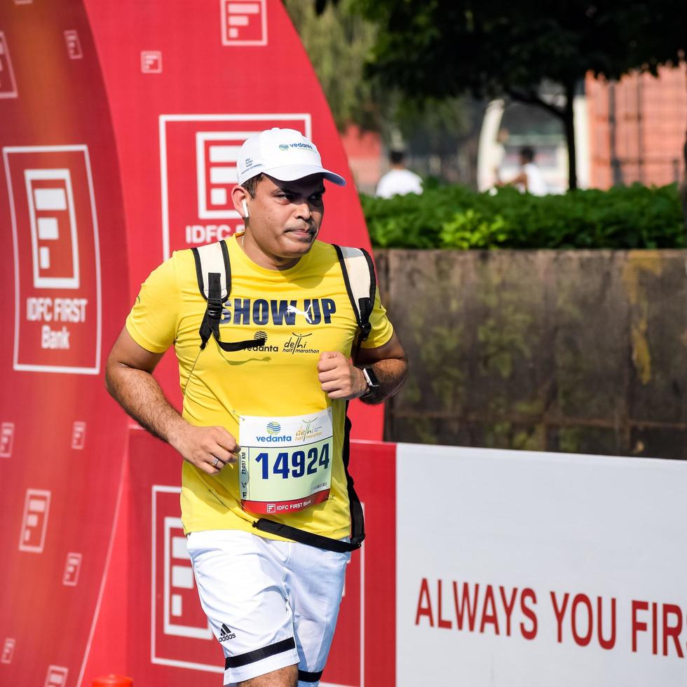 nova delhi, índia - 16 de outubro de 2022 - vedanta delhi meia maratona após covid em que os participantes da maratona prestes a cruzar a linha de chegada, meia maratona de delhi 2022 foto