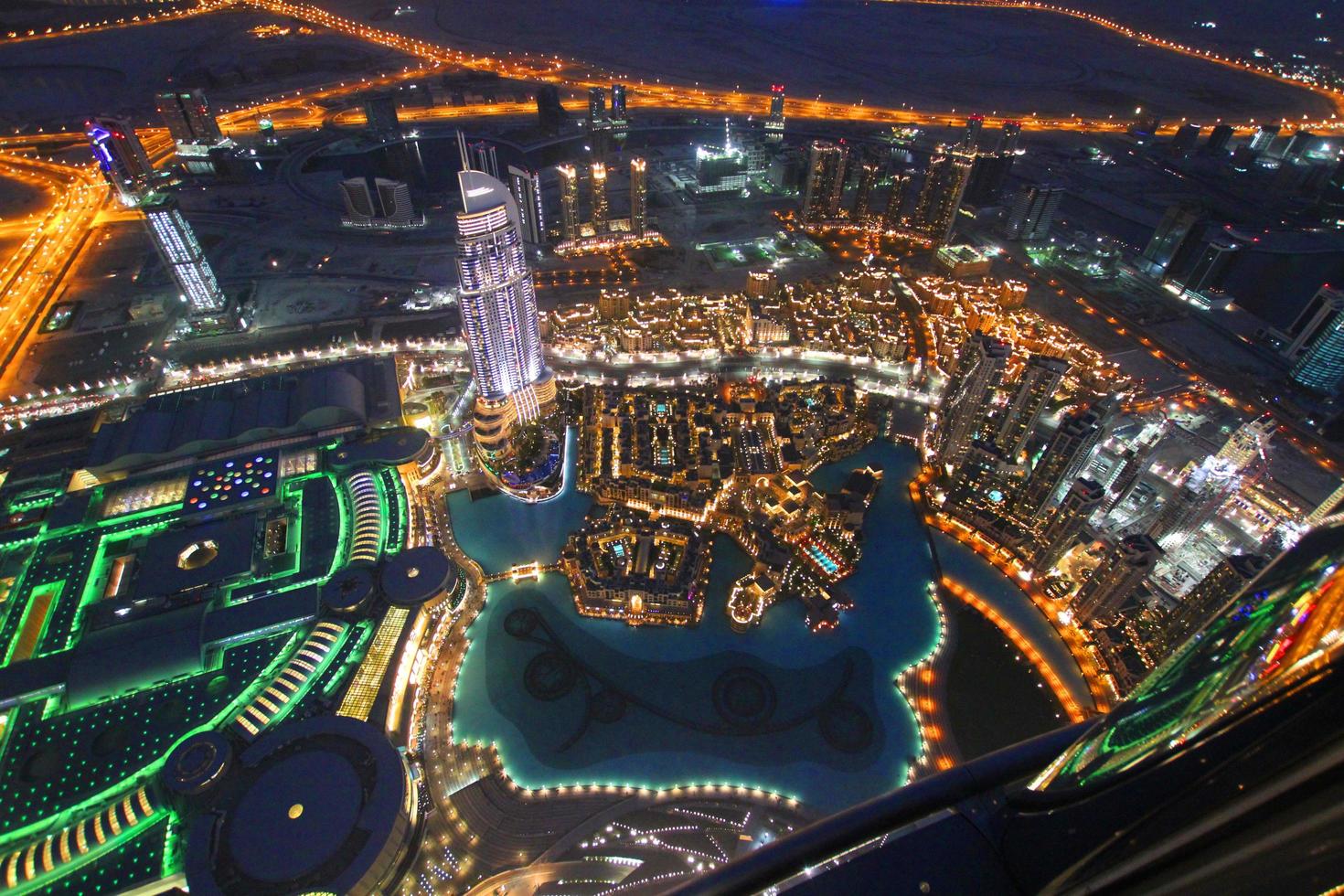 dubai, 2022 - vista aérea de dubai à noite foto