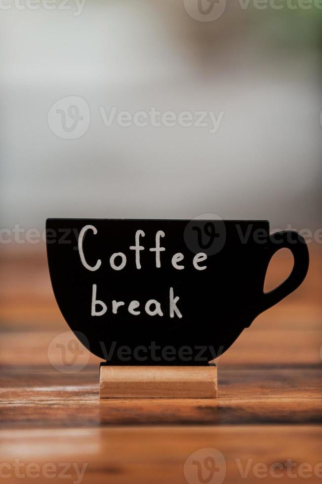 fazer uma pausa para o café close-up do conceito de xícara de café na mesa de madeira foto